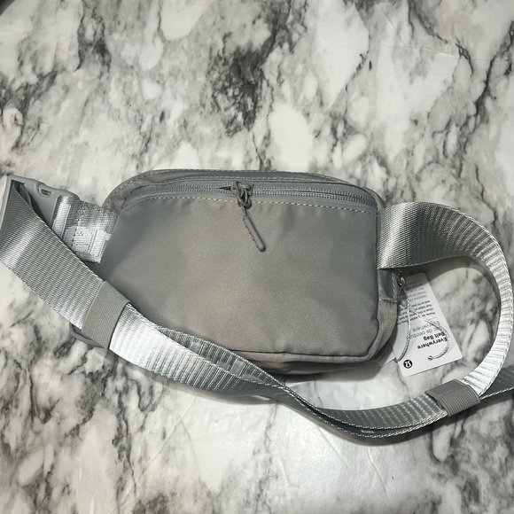 Lululemon Everywhere Silver Drop Belt Bag New NWT RARE letters on belt - Picture 6 of 8